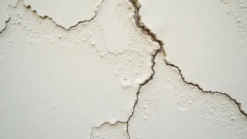 Farba strukturalna na nierówne ściany