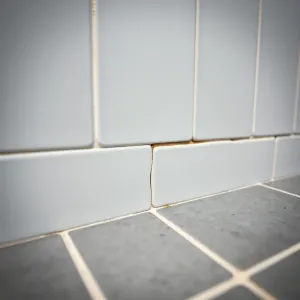 Fuga między ścianą a podłogą