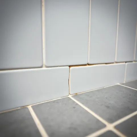 Fuga między ścianą a podłogą