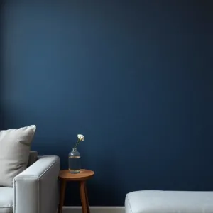 Granatowa ściana w salonie