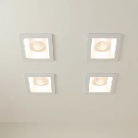 Halogeny sufitowe do łazienki kwadratowe