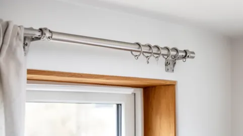 ile odsunąć karnisz od ściany