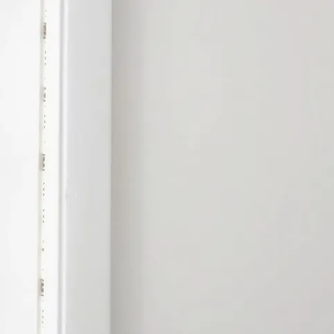 Ile ościeżnica nachodzi na ścianę