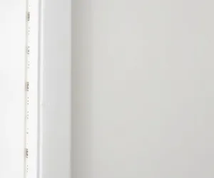 Ile ościeżnica nachodzi na ścianę