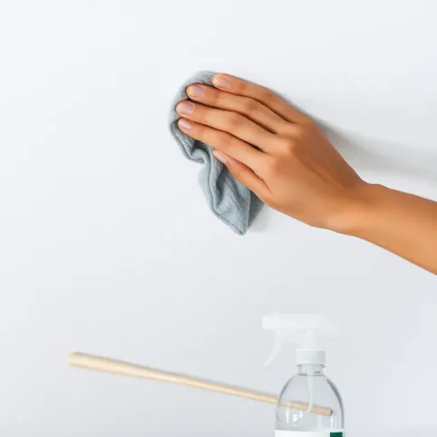 Jak czyścić sufit napinany