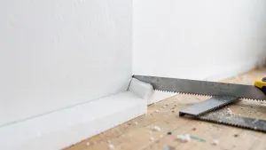 jak dociąć listwy styropianowe w rogach