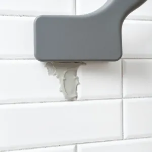 Jak fugować płytki na ścianie