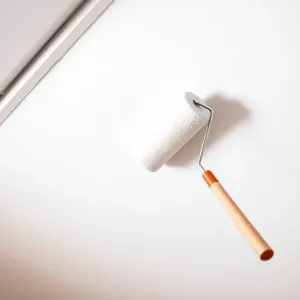 Jak malować sufit od okna czy do okna