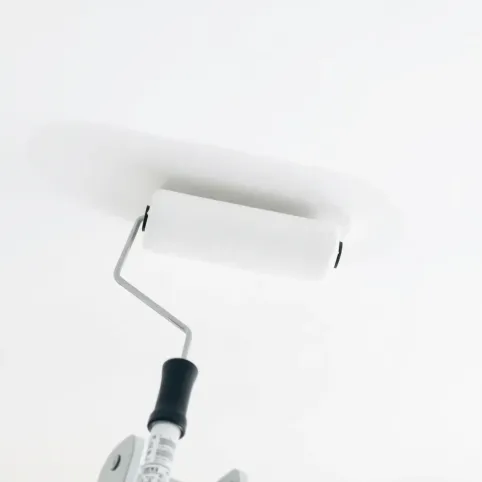 Jak malować sufit wałkiem bez smug