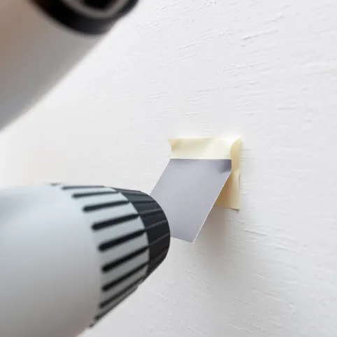 Jak odkleić taśmę dwustronną ze ściany