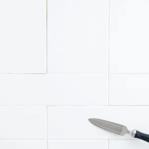 jak położyć płytki gipsowe na ścianę