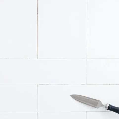 jak położyć płytki gipsowe na ścianę