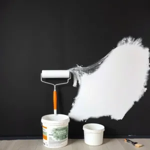 Jak pomalować czarną ścianę na biało