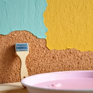 Jak pomalować korek na ścianie