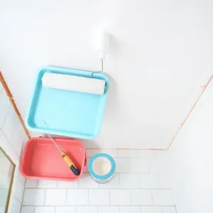 Jak pomalować sufit w łazience