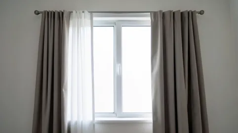Jak powiesić firanki i zasłony na jednym karniszu