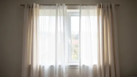 Jak powiesić firanki i zasłony na pojedynczym karniszu