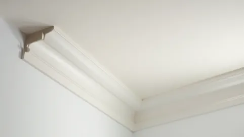 jak przyciąć listwy styropianowe przysufitowe