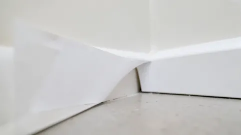 Jak przykleić listwy przypodłogowe samoprzylepne