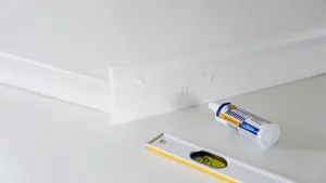 jak przykleić listwy sufitowe