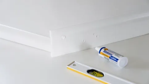 jak przykleić listwy sufitowe