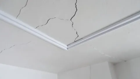 jak przyklejać listwy styropianowe do sufitu