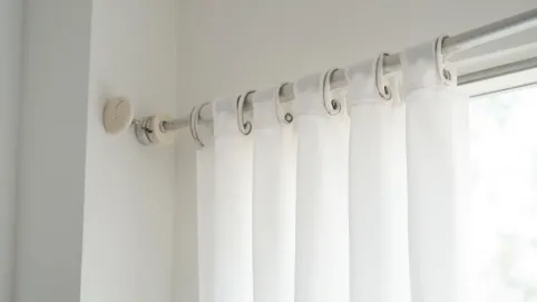 jak przymocować karnisz bez wiercenia