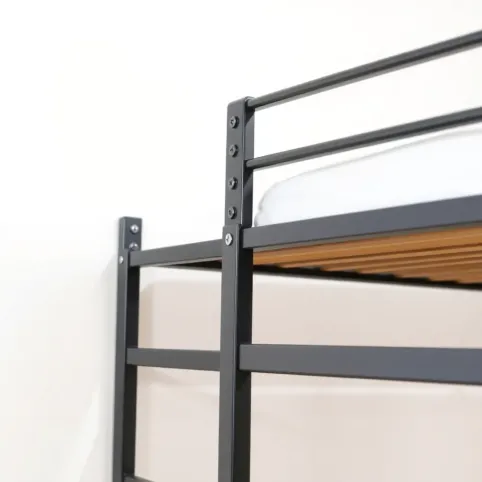 Jak przymocować łóżko piętrowe do ściany