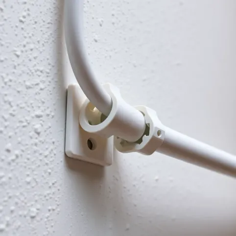 Jak przymocować peszel do ściany