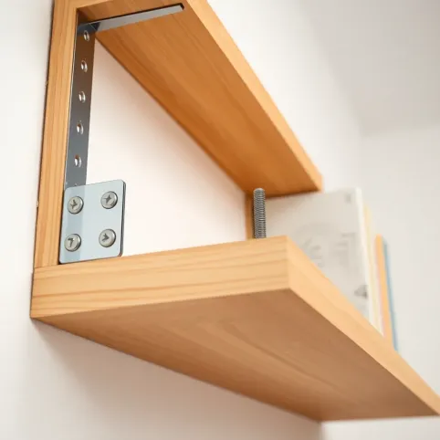 Jak przymocować regał do ściany