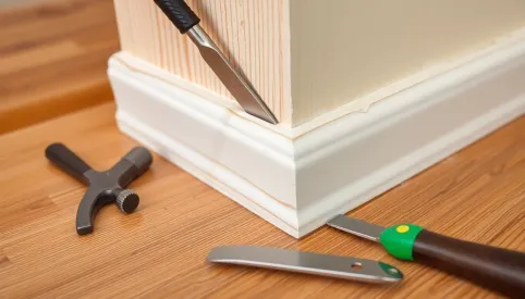 Jak ściągnąć listwy przypodłogowe
