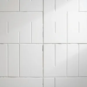 Jak ułożyć płytki w jodełkę na ścianie