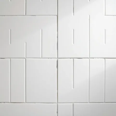 Jak ułożyć płytki w jodełkę na ścianie