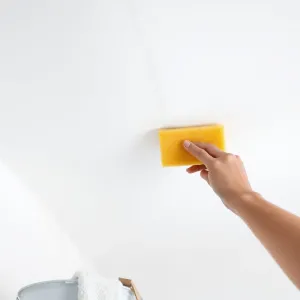 Jak umyć sufit przed malowaniem