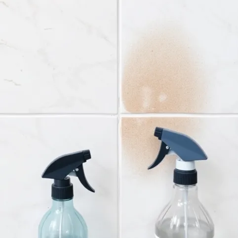 Jak usunąć klej że ściany po płytkach