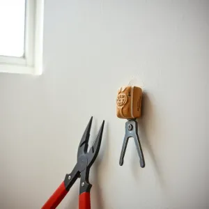 Jak usunąć korek ze ściany