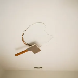 Jak usunąć starą farbę z sufitu