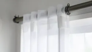 Jak wieszać firanki na karniszu