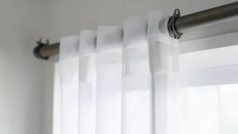 Jak wieszać firanki na karniszu