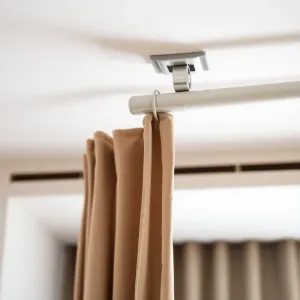 Jak wieszać zasłony na szynie sufitowej