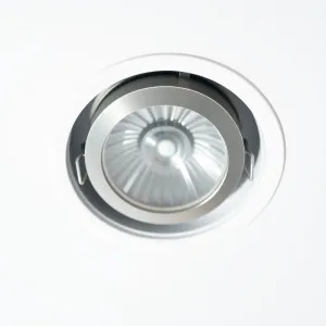 Jak wyjąć oprawę halogenową z sufitu