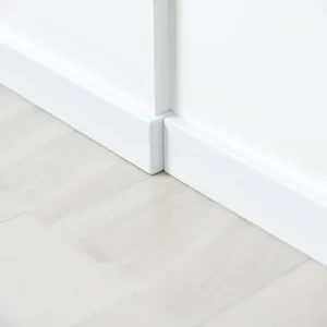 Jak wykończyć płytki podłogowe przy ścianie