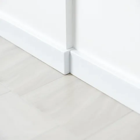 Jak wykończyć płytki podłogowe przy ścianie