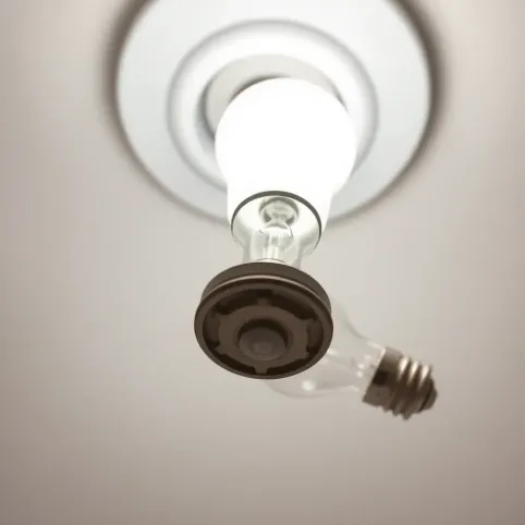 Jak wymienić żarówkę w lampie sufitowej