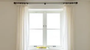 Jak wysoko karnisz nad oknem