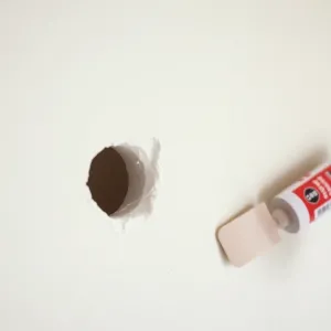 Jak zakleić dziury w ścianie po kołkach