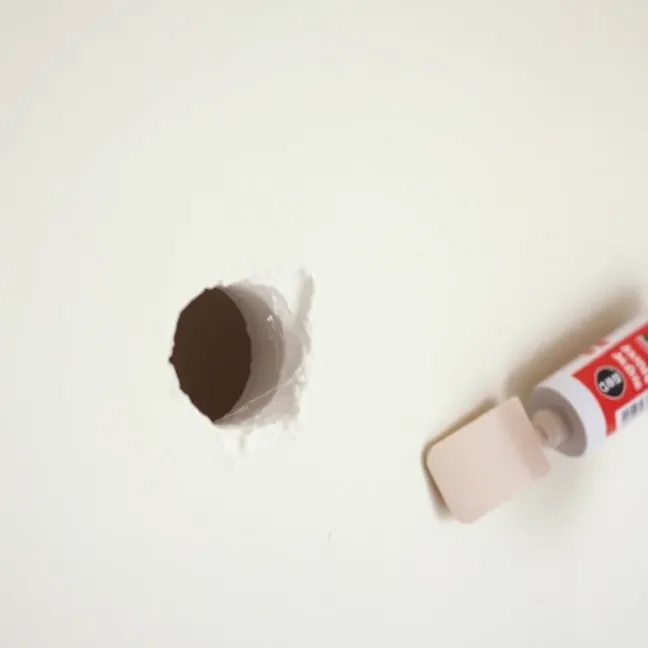 Jak zakleić dziury w ścianie po kołkach