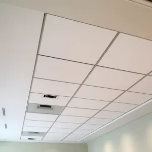 Jak zamaskować nierówny sufit