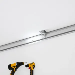 Jak zamontować drzwi przesuwne do sufitu