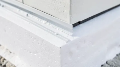 jak zamontować listwy startowe do styropianu